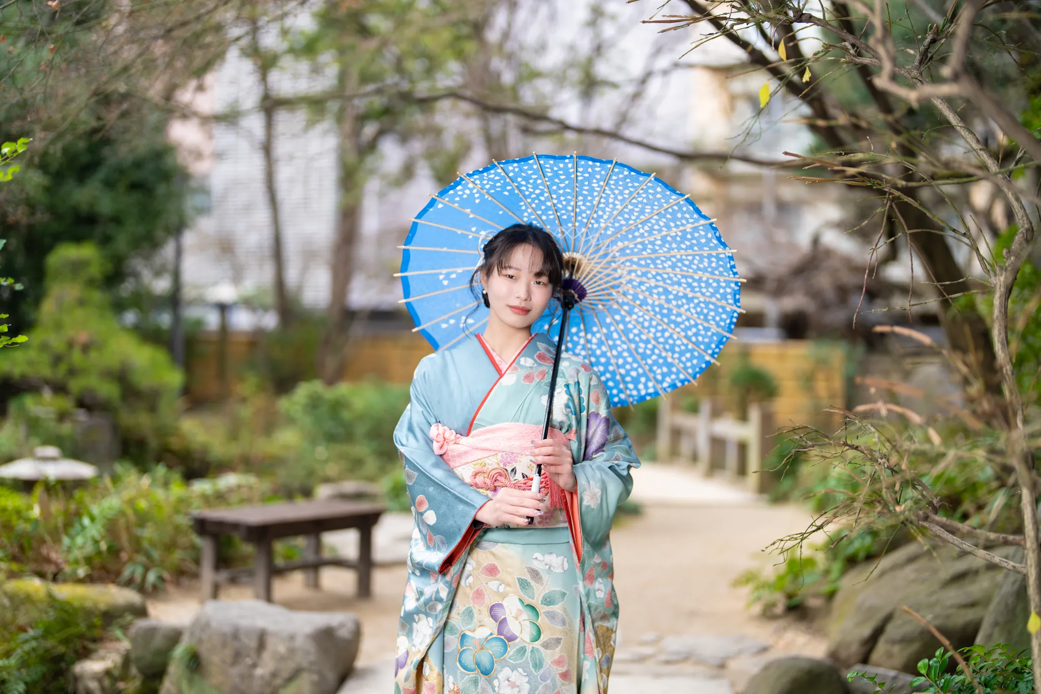【福岡県福岡市博多区で家族写真撮影】三姉妹の長女様の撮影です。福岡市博多区の中心部に位置する楽水園は、都会の喧騒を忘れさせてくれる美しい日本庭園です。9
