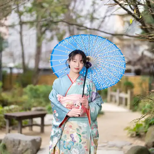 【福岡県福岡市博多区で成人式撮影】三姉妹の長女様の撮影です。福岡市博多区の中心部に位置する楽水園は、都会の喧騒を忘れさせてくれる美しい日本庭園です。9