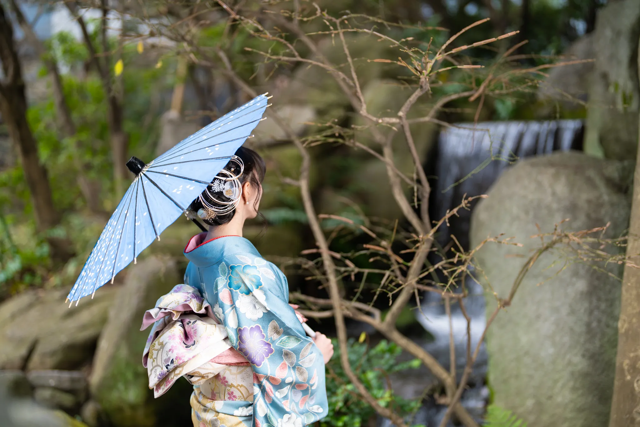 【福岡県福岡市博多区で家族写真撮影】三姉妹の長女様の撮影です。福岡市博多区の中心部に位置する楽水園は、都会の喧騒を忘れさせてくれる美しい日本庭園です。10