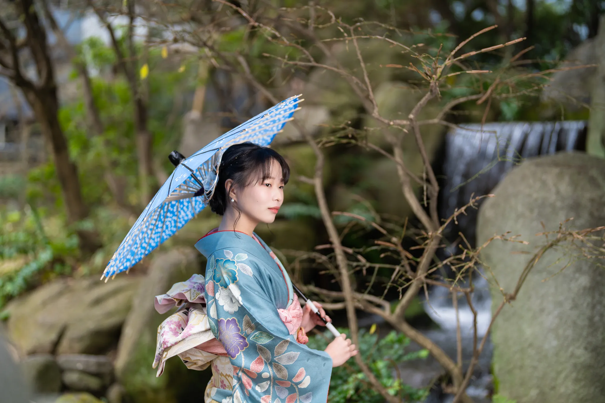 【福岡県福岡市博多区で家族写真撮影】三姉妹の長女様の撮影です。福岡市博多区の中心部に位置する楽水園は、都会の喧騒を忘れさせてくれる美しい日本庭園です。1