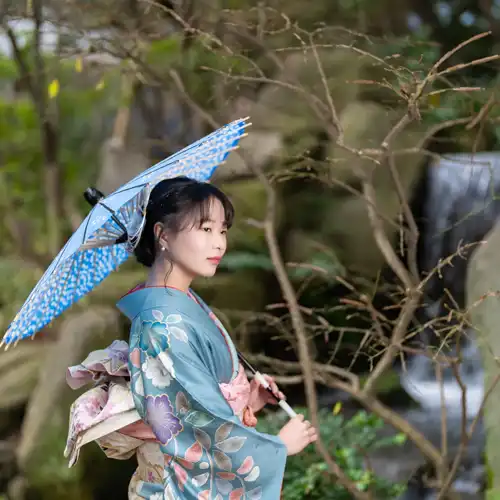【福岡県福岡市博多区で成人式撮影】三姉妹の長女様の撮影です。福岡市博多区の中心部に位置する楽水園は、都会の喧騒を忘れさせてくれる美しい日本庭園です。1