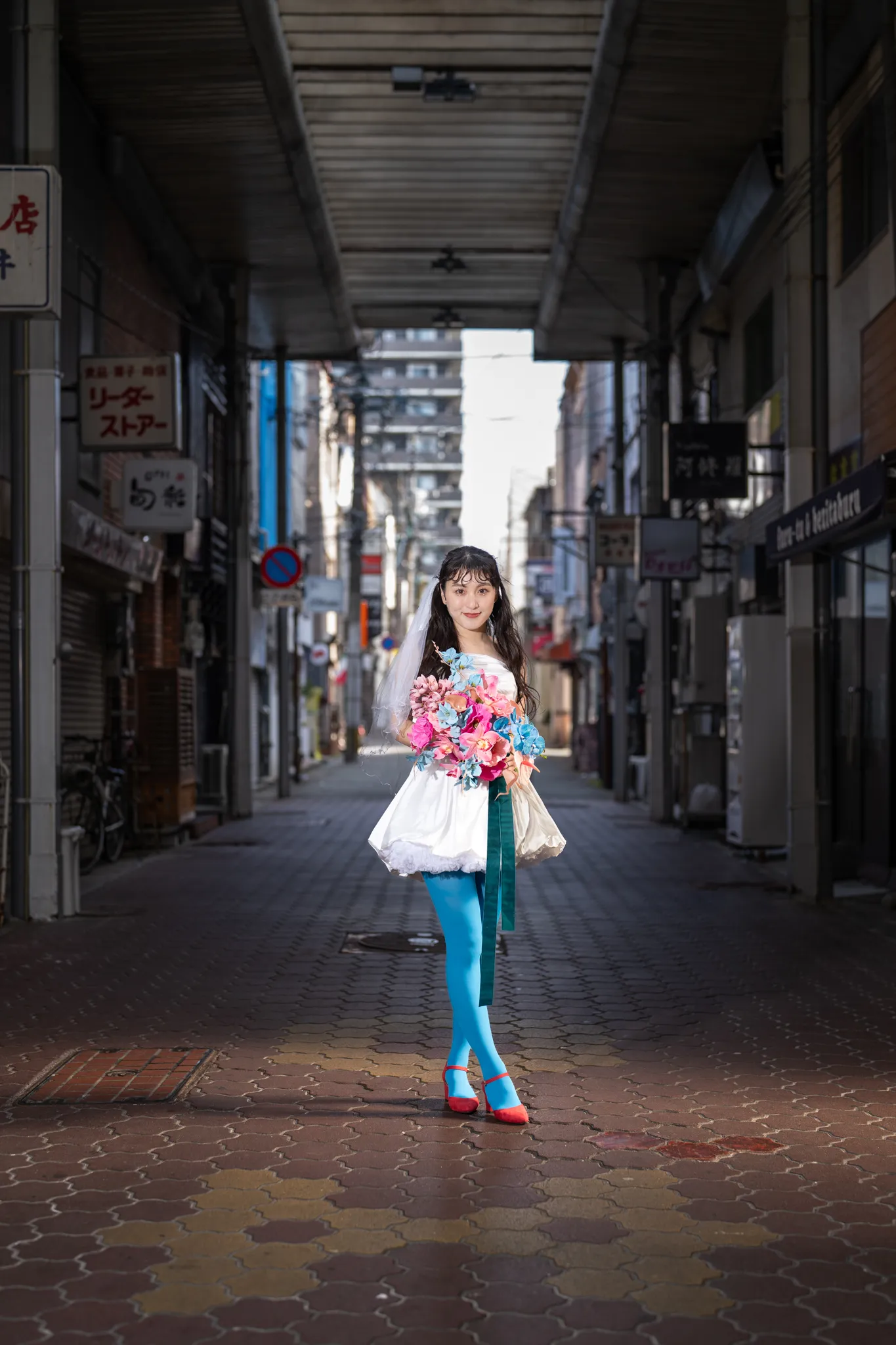 【福岡県久留米市で家族写真撮影】ブライダルの前撮り撮影です。レトロな街並みとノスタルジックな雰囲気が、お二人の温かい笑顔を引き立てる素敵なロケーションでした。7