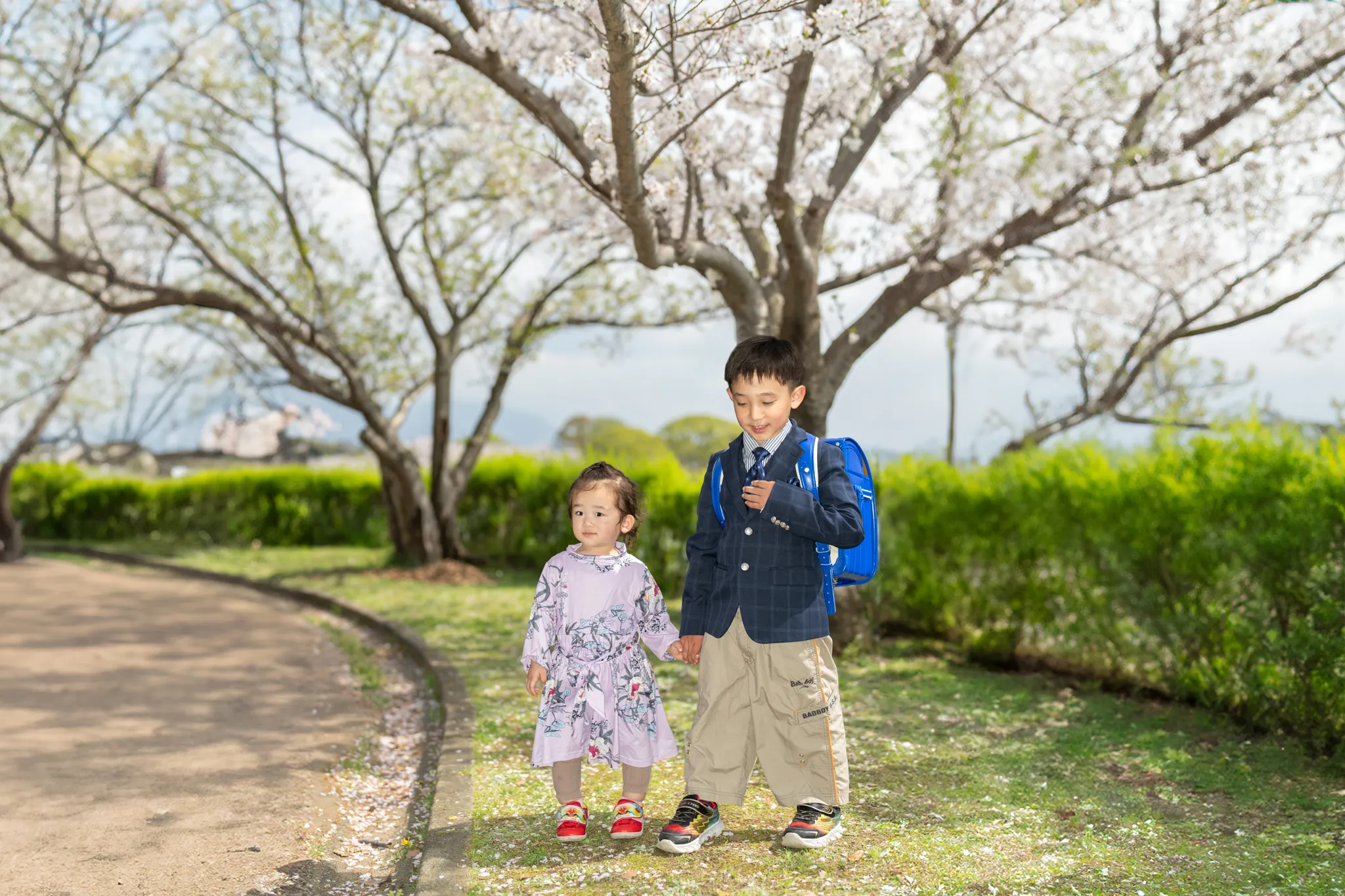 【福岡県糟屋郡粕屋町で家族写真撮影】新1年生の男の子と妹さんとご両親で桜の中で家族撮影をさせていただきました。2