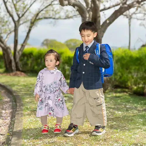 【福岡県糟屋郡粕屋町で入学式・卒業式撮影】新1年生の男の子と妹さんとご両親で桜の中で家族撮影をさせていただきました。2