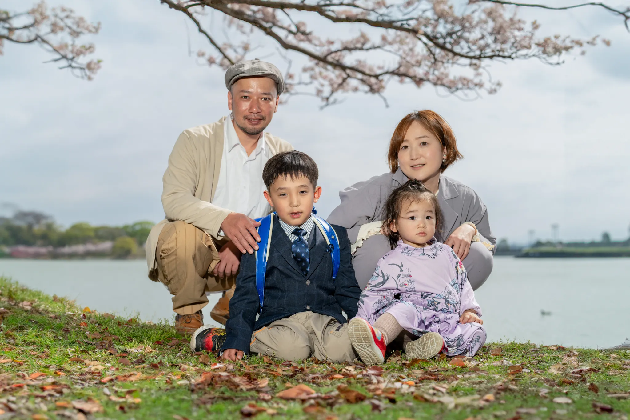 【福岡県糟屋郡粕屋町で家族写真撮影】新1年生の男の子と妹さんとご両親で桜の中で家族撮影をさせていただきました。3