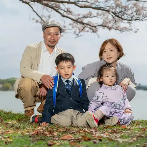 【福岡県糟屋郡粕屋町で入学式・卒業式撮影】新1年生の男の子と妹さんとご両親で桜の中で家族撮影をさせていただきました。3