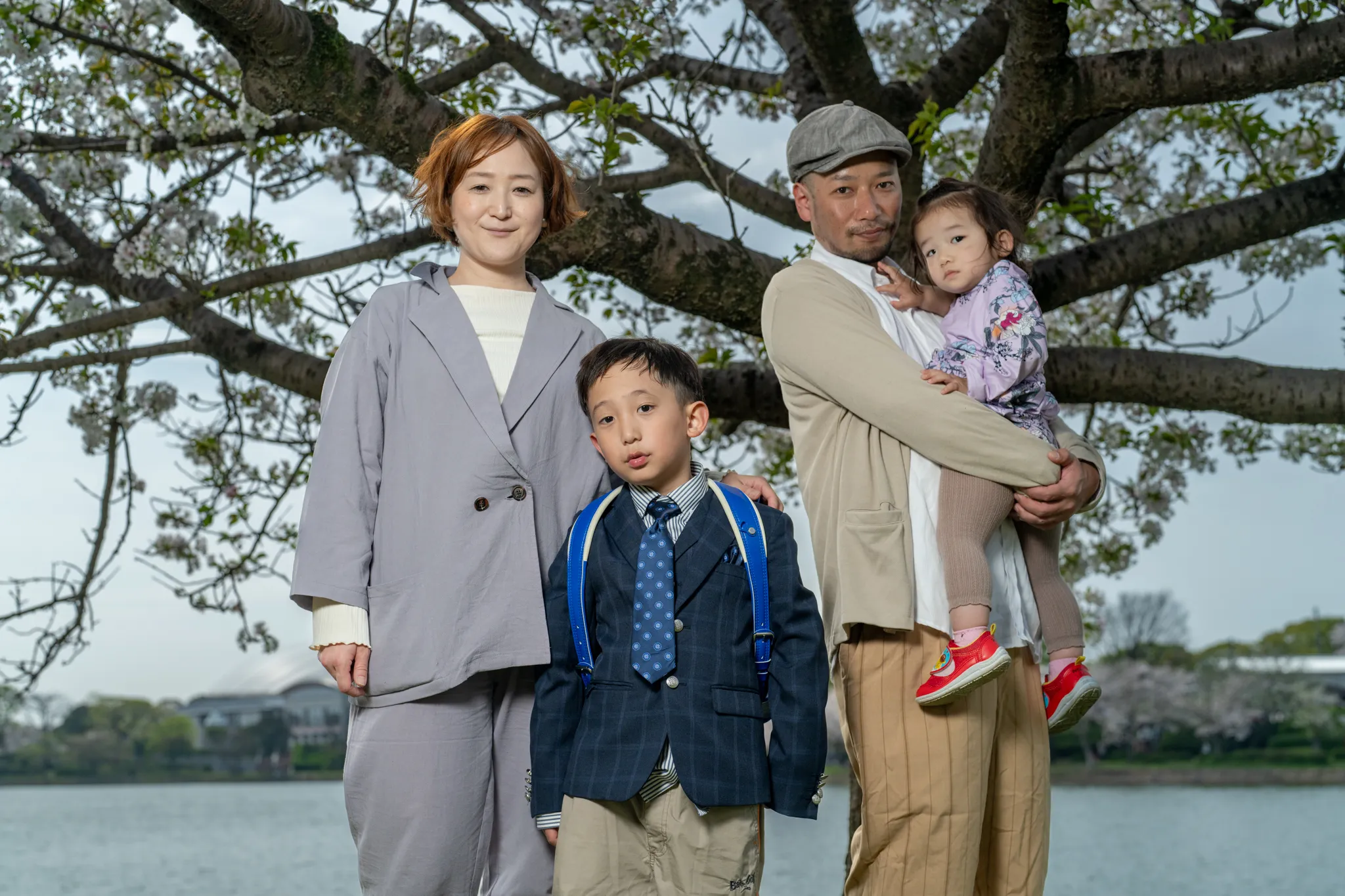 【福岡県糟屋郡粕屋町で家族写真撮影】新1年生の男の子と妹さんとご両親で桜の中で家族撮影をさせていただきました。8